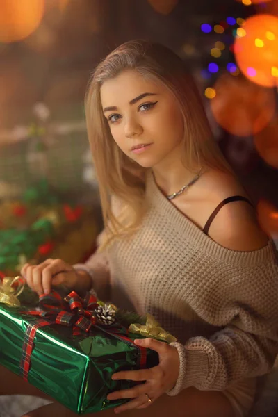 Young Girl Wraps Gifts Christmas — Stockfoto