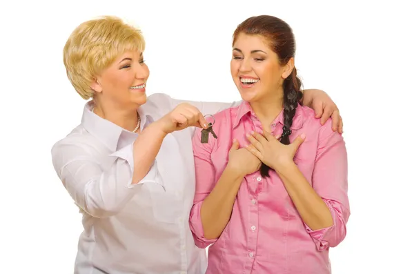 Senior vrouw geven sleutels aan haar dochter — Stockfoto