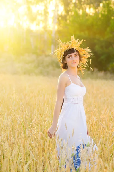 Buğday tarlasında kız — Stok fotoğraf