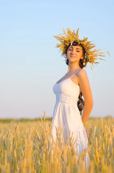 Flicka på vetefält — Stockfoto