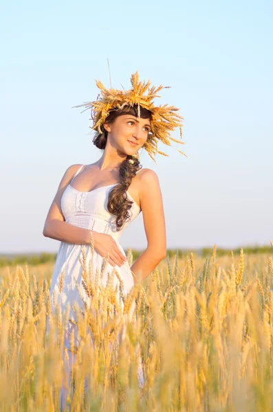 Buğday tarlasında kız — Stok fotoğraf