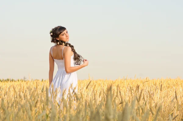 Chica en el campo de trigo — Foto de Stock