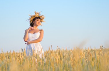 Buğday tarlasında kız