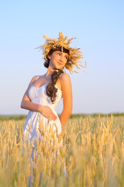 Buğday tarlasında kız