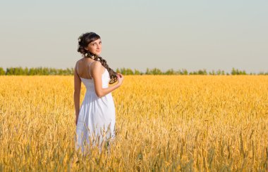 Buğday tarlasında kız