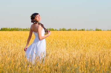 Buğday tarlasında kız