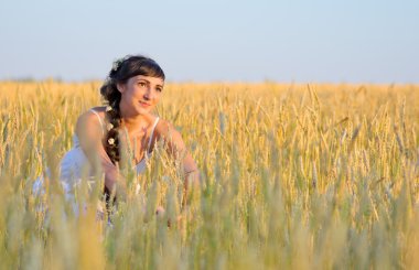 Buğday tarlasında kız