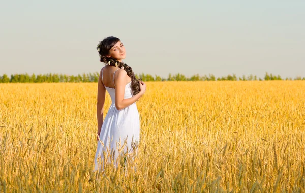 Chica en el campo de trigo — Foto de Stock