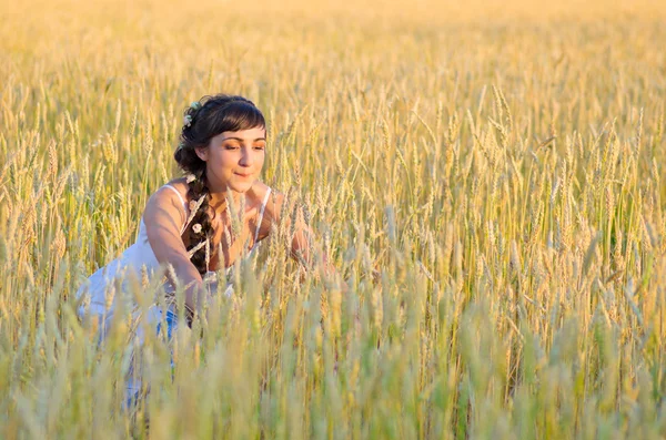 Κορίτσι στο χωράφι με το σιτάρι — Φωτογραφία Αρχείου