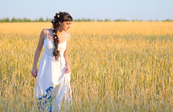 Menina no campo de trigo — Fotografia de Stock