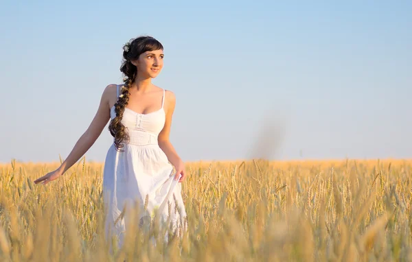 Buğday tarlasında kız — Stok fotoğraf
