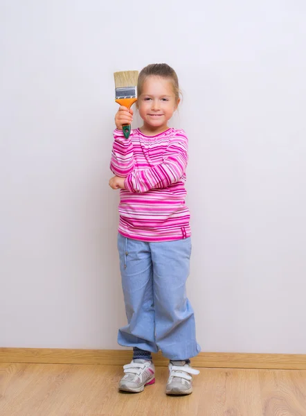 Küçük kız boyama fırça — Stok fotoğraf