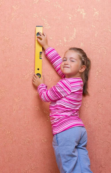 Little girl with measurement level — Stock Photo, Image