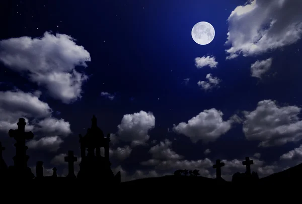 Cimitero sotto il cielo notturno con luna — Foto Stock