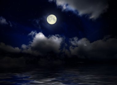 Deniz gece gökyüzü altında