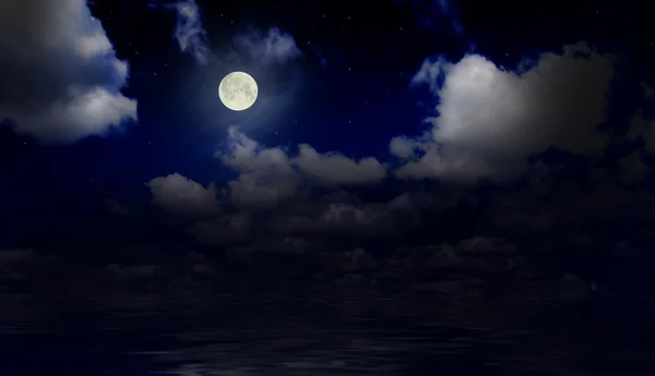 Deniz gece gökyüzü altında — Stok fotoğraf