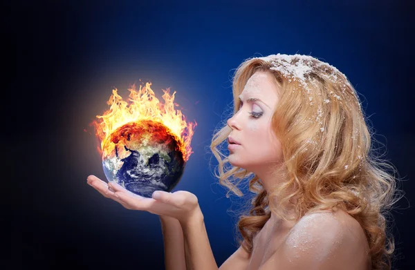 Chica congelada sosteniendo globo de tierra ardiente — Foto de Stock