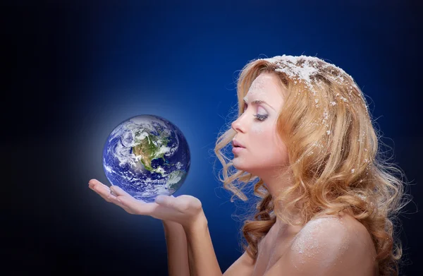 Menina congelada segurando globo terrestre (hemispere ocidental ) — Fotografia de Stock