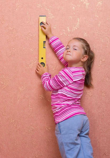 Menina com nível de medição — Fotografia de Stock