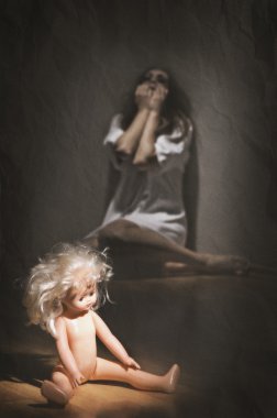 zombi kız bebek ile