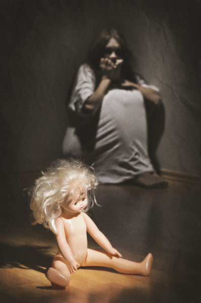 Зомби девушка с куклой
