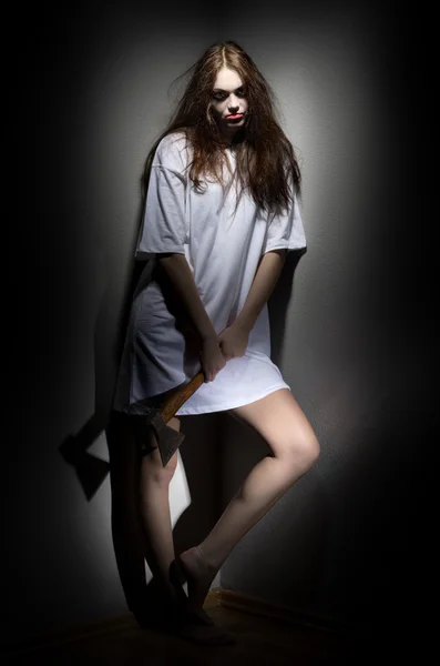 Zombie meisje met bijl — Stockfoto