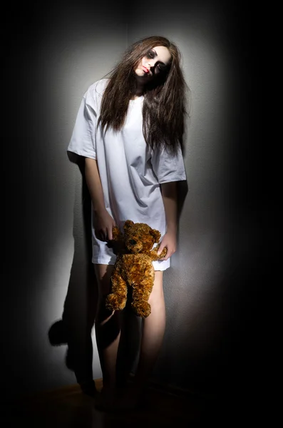 Zombie meisje met teddy bear — Stockfoto
