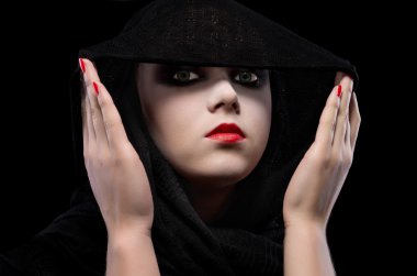 Genç bir kadının moda portresi.