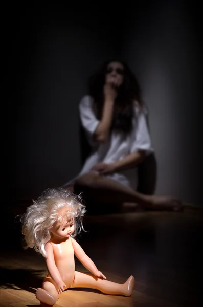 Сумасшедшая девушка и кукла — стоковое фото