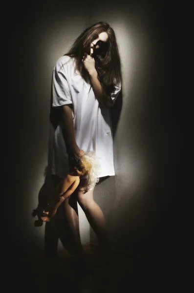 Zombie holka s panenkou — Stock fotografie