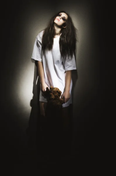 Menina zumbi com urso — Fotografia de Stock