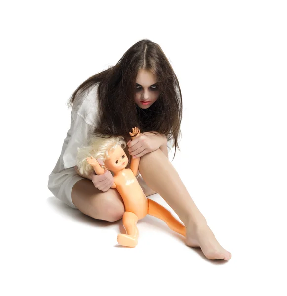 Зомби девушка с куклой — стоковое фото