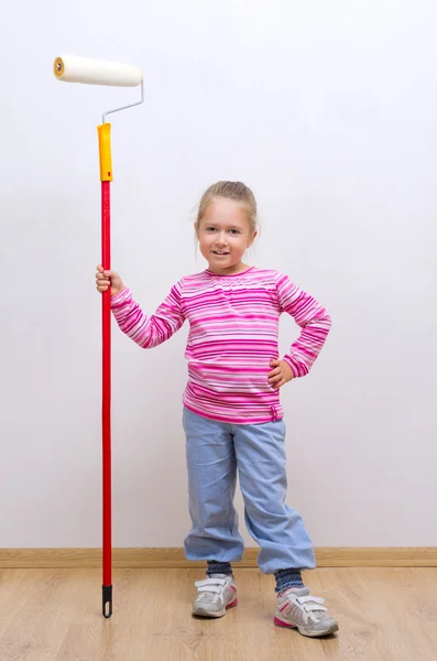 Niña con rodillo de pintura — Foto de Stock