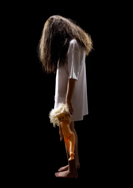 Zombie ragazza con bambola di plastica — Foto Stock