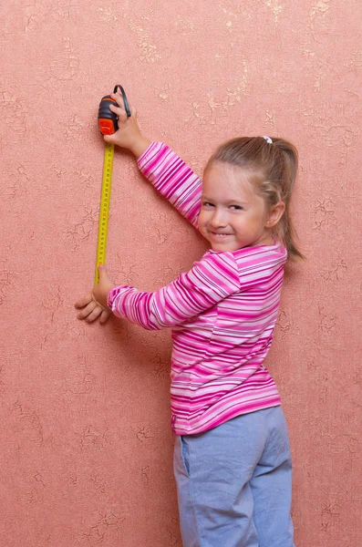 Petite fille avec ruban à mesurer — Photo