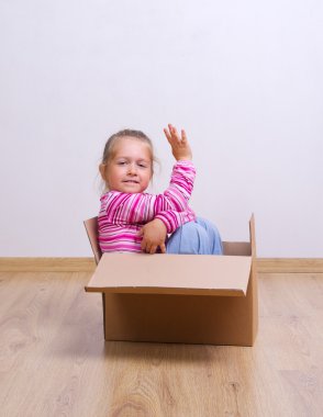 bir kutu içinde küçük kız