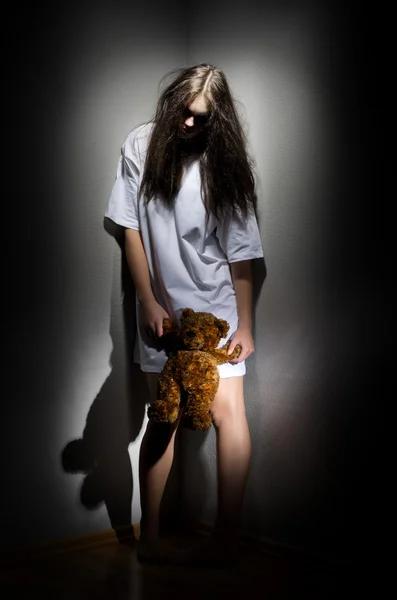 Zombie girl with teddy bear — Stock Photo, Image