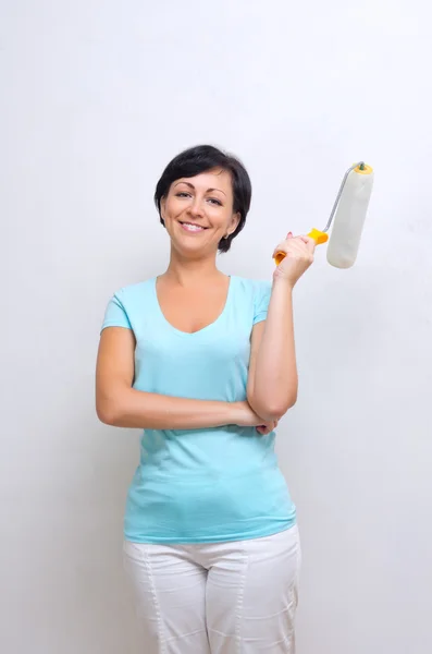 Mujer con rodillo de pintura —  Fotos de Stock