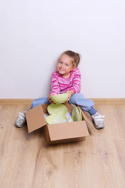 Meisje met serviesgoed — Stockfoto