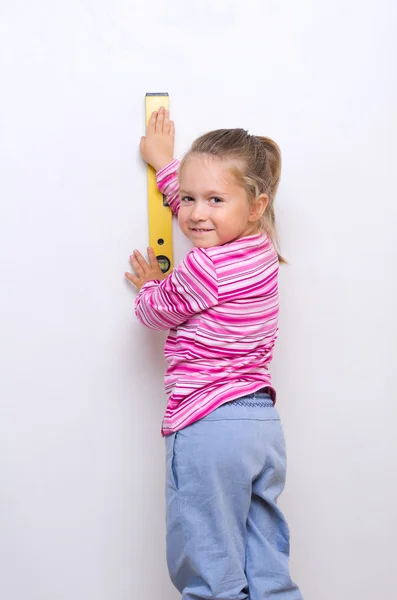 Dívka s měření hladiny — Stock fotografie