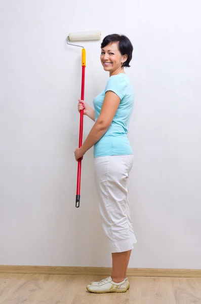 Mujer con rodillo de pintura — Foto de Stock