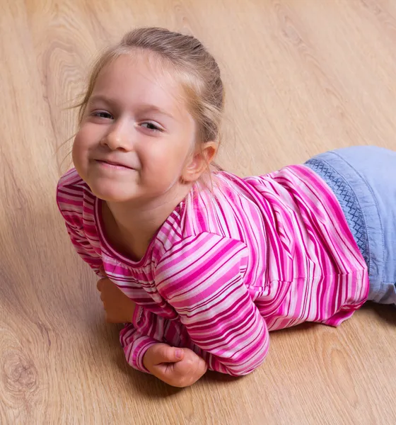 Niña en el suelo — Foto de Stock