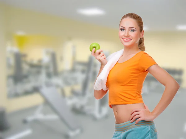 Jonge vrouw in fitness club — Stockfoto