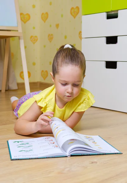 Κορίτσι ανάγνωση κουτί σε ένα σπίτι — Φωτογραφία Αρχείου