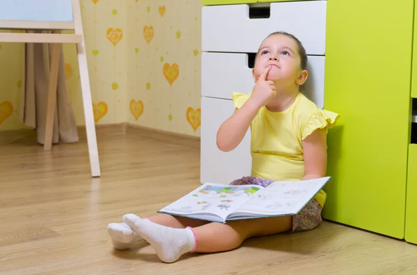 Flickan läsa box i ett hem — Stockfoto