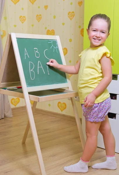 Chica estudia en casa — Foto de Stock