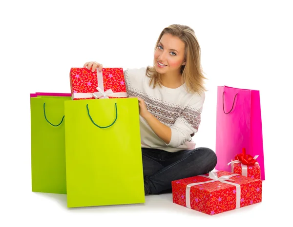 Junges Mädchen mit Taschen und Geschenkboxen — Stockfoto