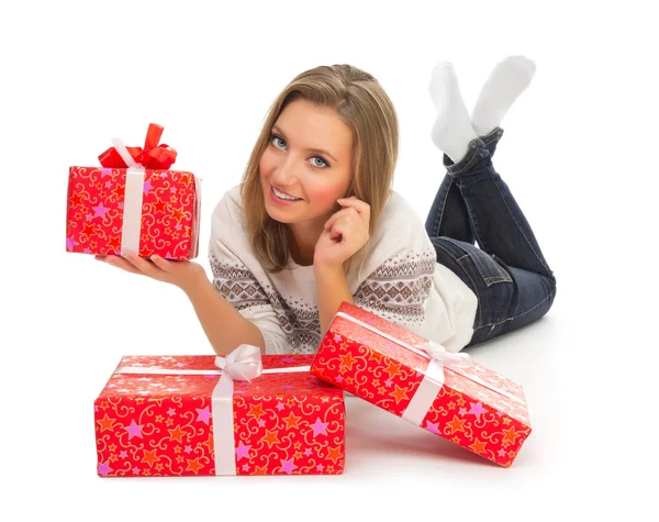 Jong meisje met geschenkdozen — Stockfoto