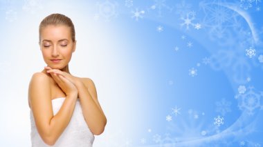 Kış zemin üzerine genç kadın