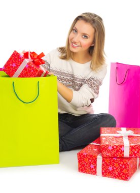 çanta ve hediye kutuları ile genç kız